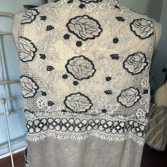 NEW Vintage brand  Gray Women's sleeveless Cardigan with Black Embroidery - Picture 5 of 6